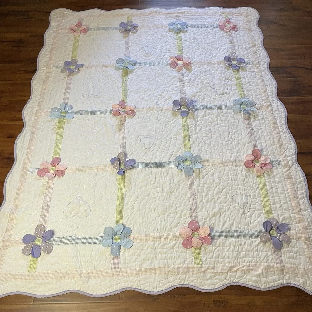 Britannica Kids Floral Quilt Size Twin White Pastel Gingham Scalloped 3D Flower